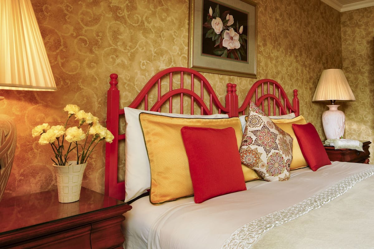 In-room safe, soundproofing, iron/ironing board, free WiFi