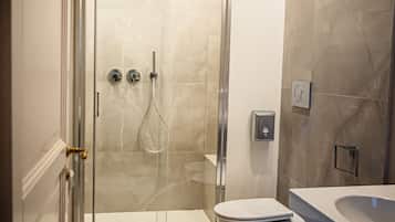 Shower, rainfall showerhead, free toiletries, hair dryer