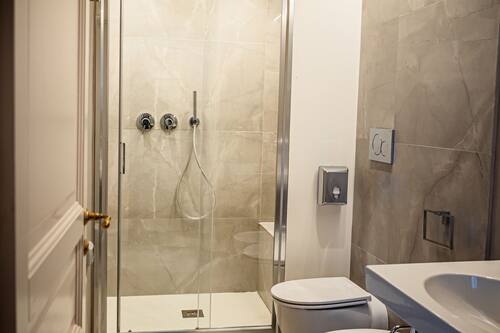 Shower, rainfall showerhead, free toiletries, hair dryer