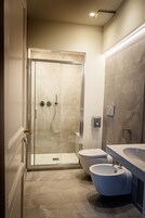 Shower, rainfall showerhead, free toiletries, hair dryer