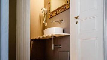 Habitación doble superior | Baño | Ducha y cabezal de ducha tipo lluvia