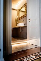 Superior Double Room | Bathroom | Shower, rainfall showerhead, free toiletries, hair dryer