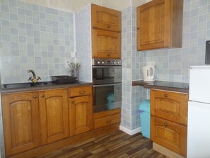 1 bedroom, iron/ironing board, free WiFi, bed sheets - Lindisfarne Holiday Flats (Blackpool)