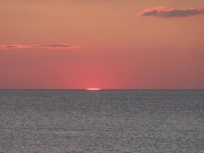A sunset over a calm sea with a clear horizon. - Lindisfarne Holiday Flats (Blackpool)