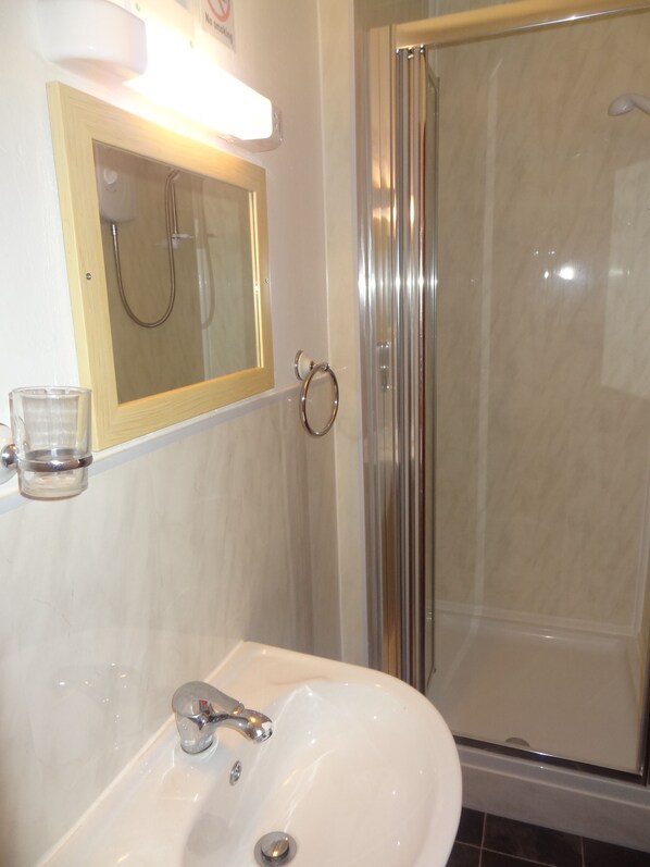 1 bedroom, iron/ironing board, free WiFi, bed sheets - Lindisfarne Holiday Flats (Blackpool)