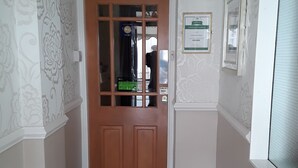 Hallway - Manchester House Hotel (Blackpool)