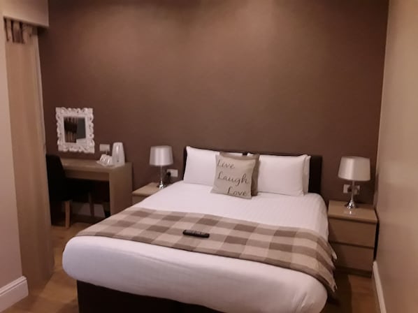 ダブルルーム (Room 7) | アイロン / アイロン台、WiFi (無料)、ベッドシーツ