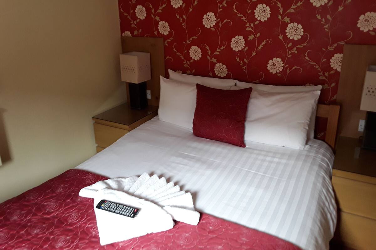 双人房 (Small Double, Room 5) | 熨斗/熨板、免费 WiFi、床单