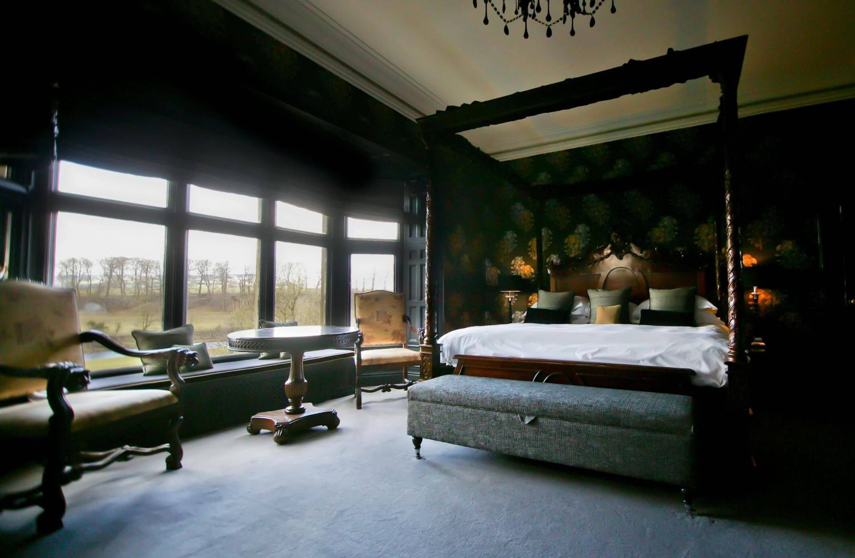 Hypo-allergenic bedding, desk, travel cot, free WiFi