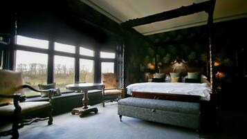 Hypo-allergenic bedding, desk, travel cot, free WiFi