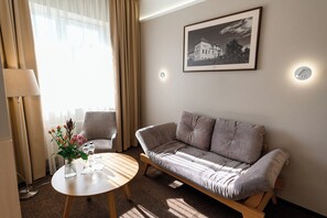 Junior-Suite, Balkon | Hochwertige Bettwaren, Schreibtisch, laptopgeeigneter Arbeitsplatz