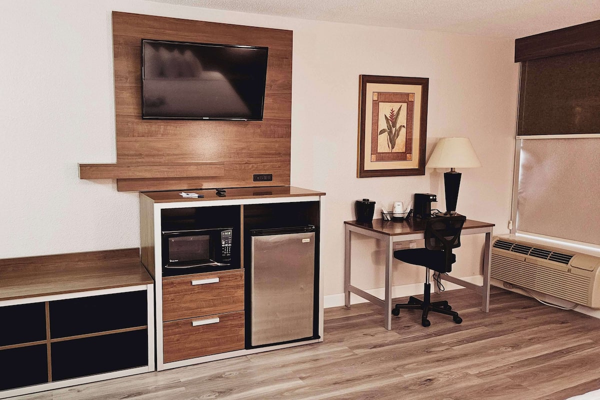 In-room safe, individually decorated, individually furnished, desk
