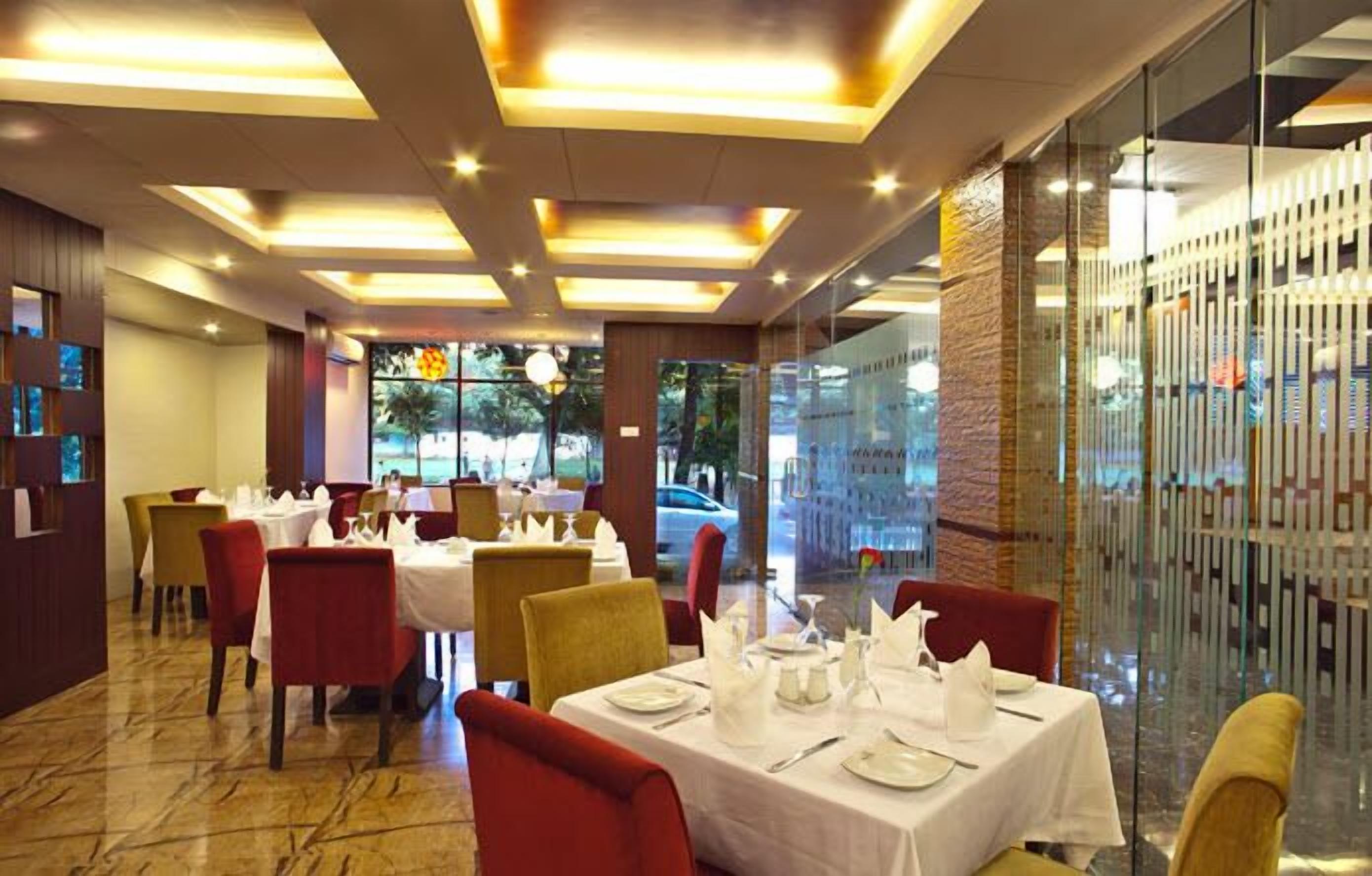 2 ravintolaa, joissa tarjoillaan aamiainen ja lounas; barbeque 