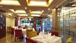 2 nhà hàng; phục vụ bữa sáng, bữa trưa, bữa tối và bữa sáng muộn