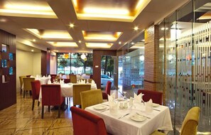 2 restaurants, breakfast, lunch, dinner served; barbecue 