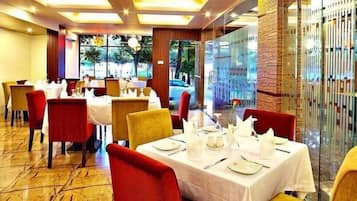 2 restaurantes: opção de café da manhã, almoço e jantar