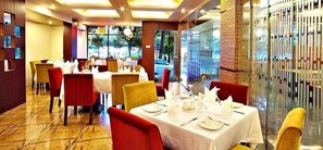2 restaurants; breakfast, lunch, dinner and brunch served 