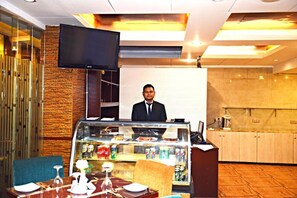 2 restaurants, breakfast, lunch, dinner served; barbecue