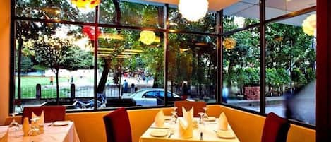 2 Restaurants, Frühstück, Mittagessen, Abendessen, Gegrilltes