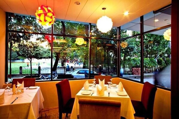 2 restaurants, breakfast, lunch, dinner served; barbecue