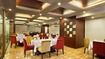 2 restaurantes: opção de café da manhã, almoço e jantar