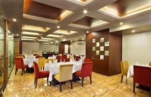 2 restaurants; breakfast, lunch, dinner and brunch served 