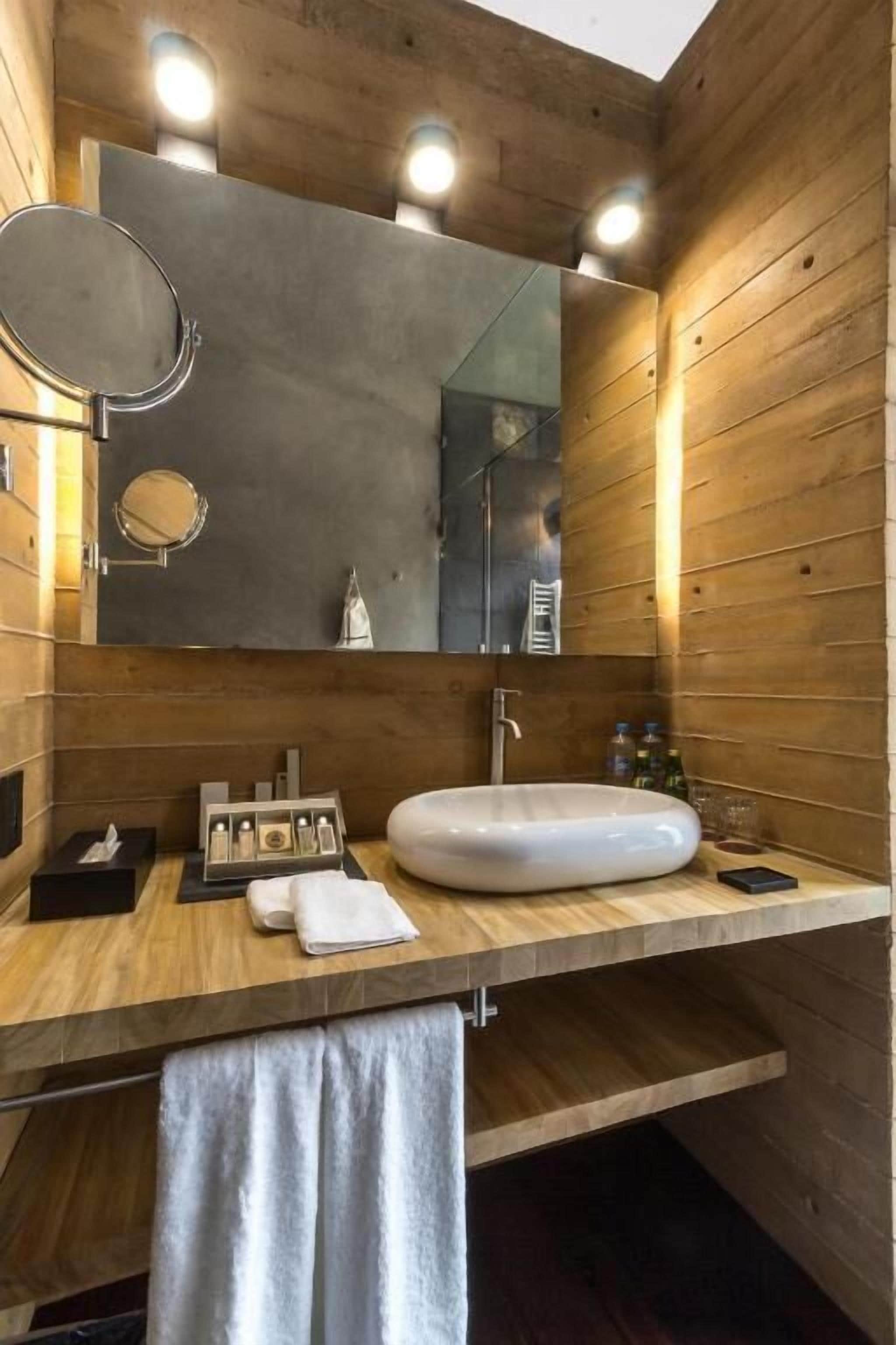 shower, rainfall showerhead, free toiletries, hair dryer