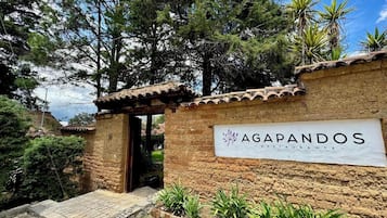 Vista frontal de la propiedad