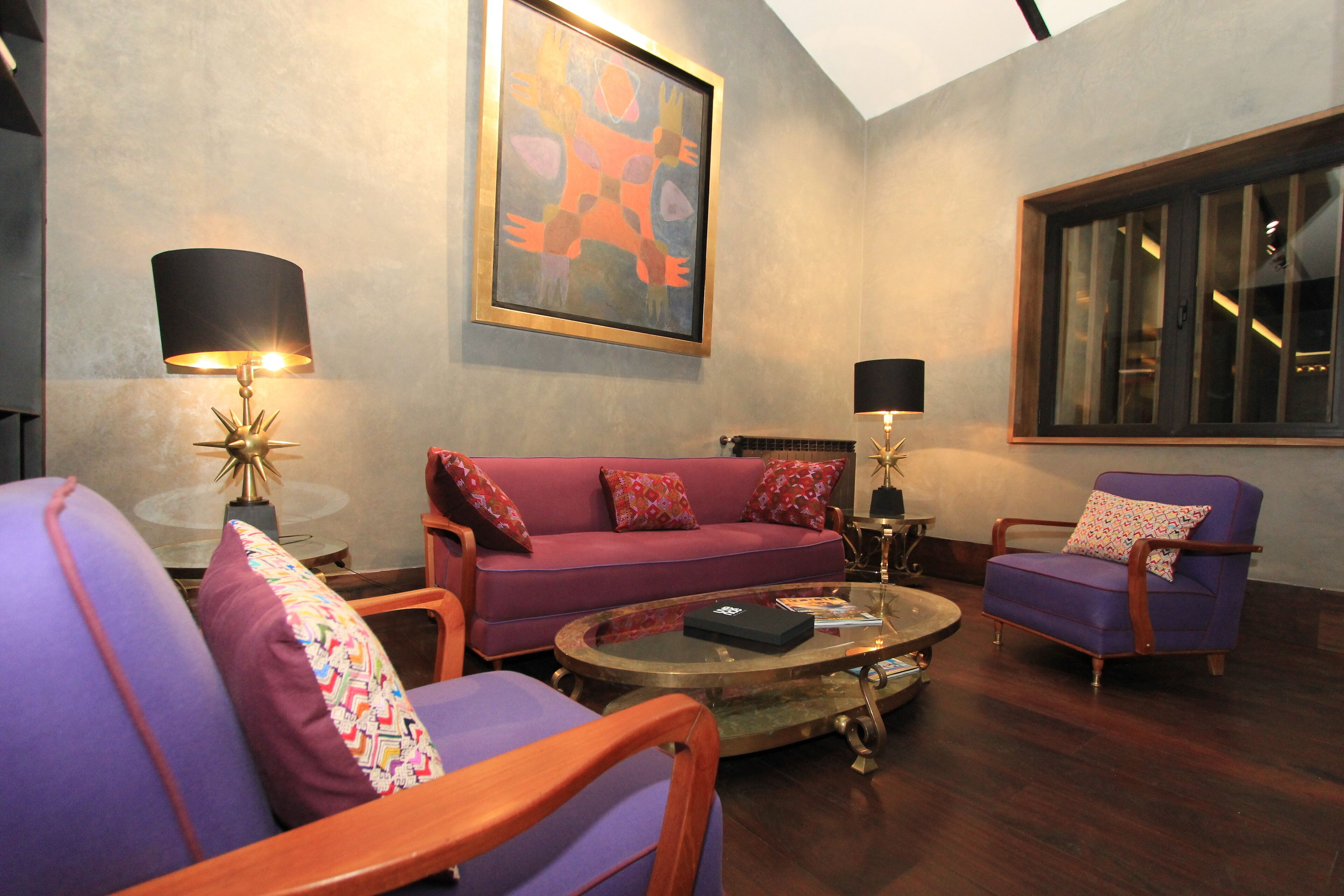 Televisión plasma, chimenea, libros