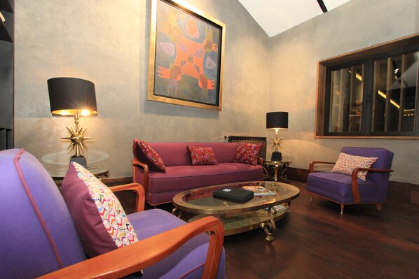 Superior-Zimmer | Wohnbereich | 43-Zoll-Plasmafernseher mit Kabelempfang, Kamin, Bücher