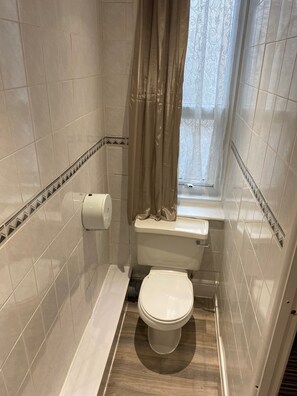 Shower, hair dryer, towels - Grange House Hotel (Blackpool)