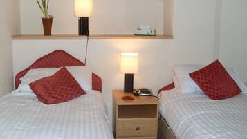 Kahden hengen huone (kaksi sänkyä), kylpyhuone makuuhuoneen yhteydessä