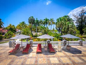 Außenpool, Sonnenschirme, Liegestühle