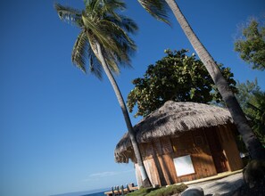 Private beach, sun loungers, beach umbrellas, beach towels - Moulin Sur Mer (Saint-Marc)