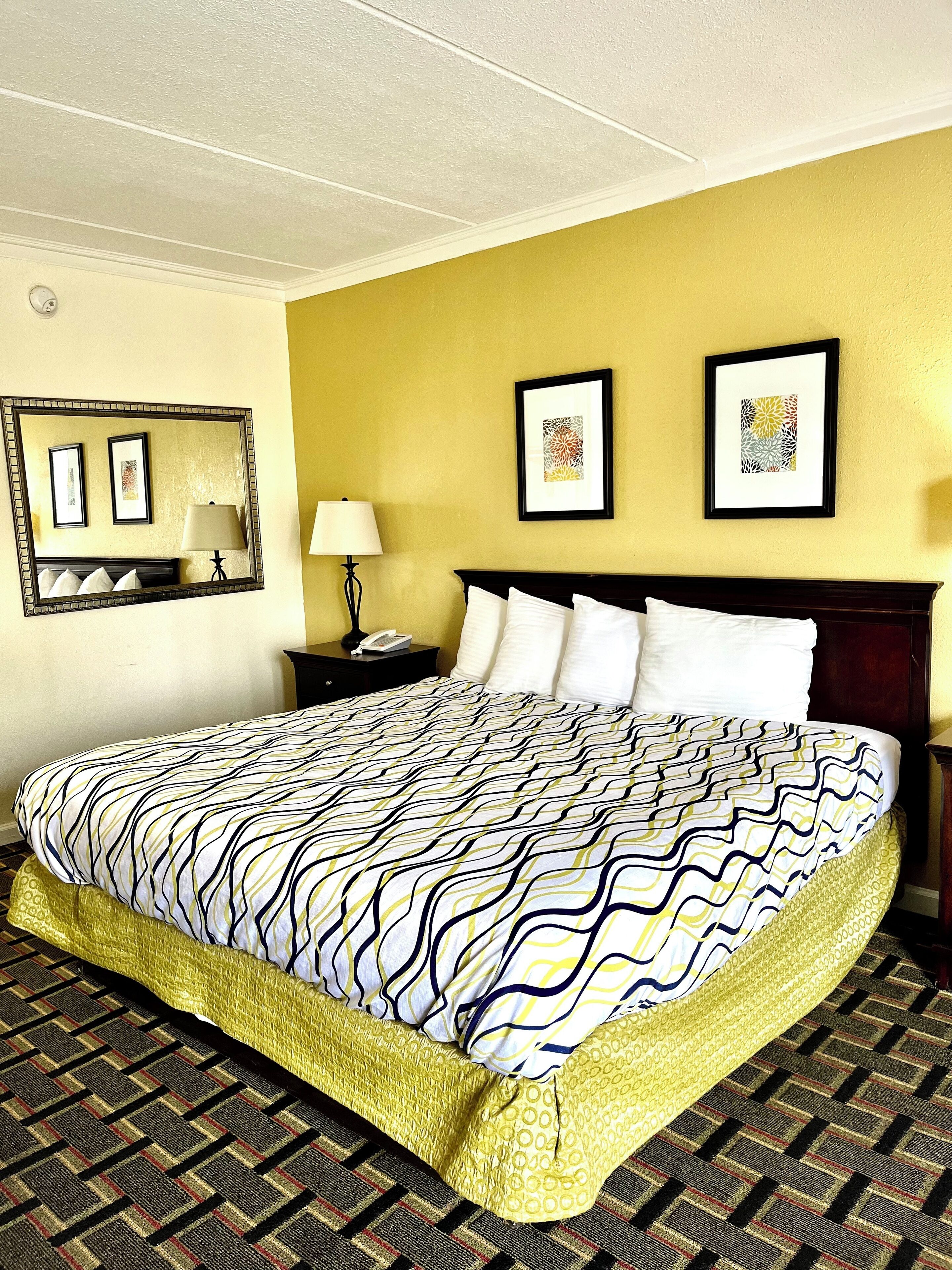 Escritorio, tabla de planchar con plancha, wifi gratis y ropa de cama 