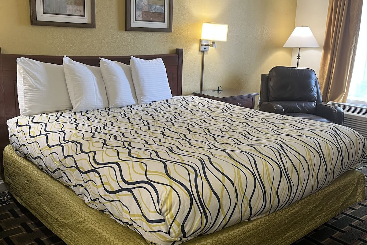 Eenpersoonskamer | Luxe beddengoed, een bureau, een strijkplank/strijkijzer, gratis wifi