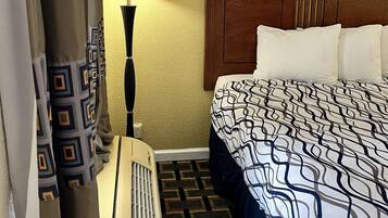 Single Room, 2 Queen Beds | Hypo-allergenic bedding, desk, iron/ironing board, free WiFi