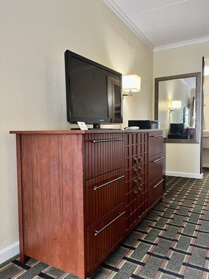 Single King Room | Hypo-allergenic bedding, desk, iron/ironing board, free WiFi - West Bank Inn (Augusta)