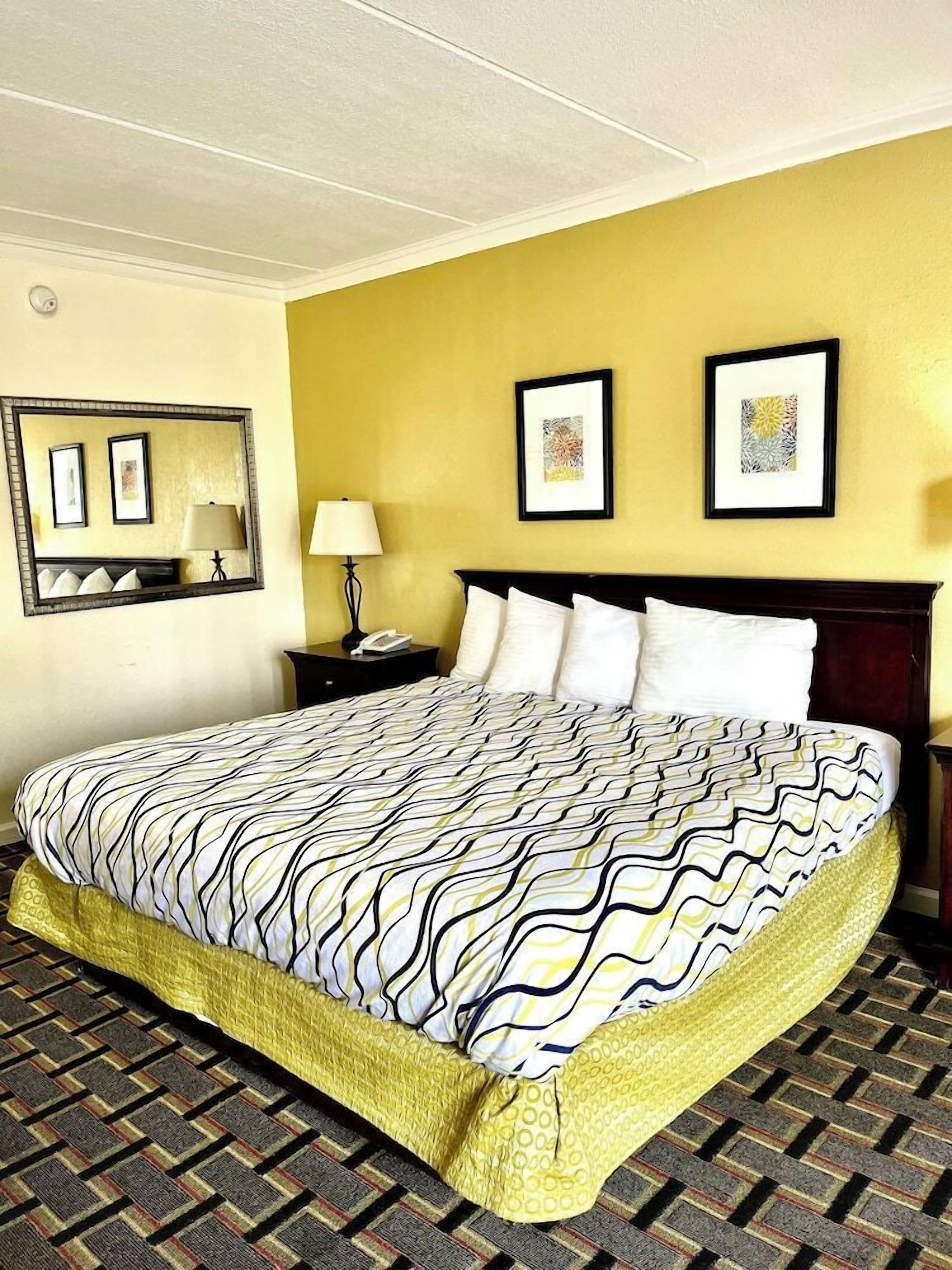 Hypo-allergenic bedding, desk, iron/ironing board, free WiFi