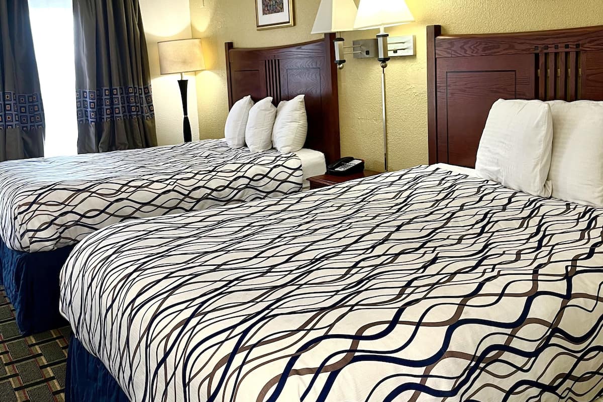 Eenpersoonskamer, 2 queensize bedden | Luxe beddengoed, een bureau, een strijkplank/strijkijzer, gratis wifi