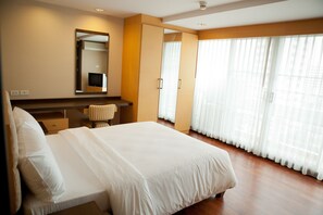 In-room safe, desk, laptop workspace, blackout drapes - S.M. Grande Residence (Bangkok)