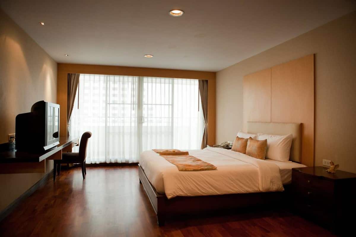 Deluxe Room | In-room safe, desk, laptop workspace, blackout curtains