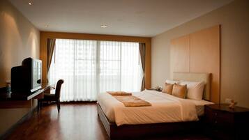 Deluxe Room | In-room safe, desk, laptop workspace, blackout drapes