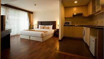 Deluxe Room | Peti besi dalam bilik, meja, ruang kerja komputer riba