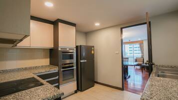 Fridge, coffee/tea maker