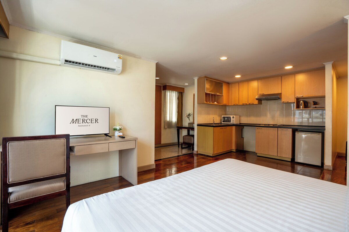 Deluxe Double Room, 1 King Bed | In-room safe, desk, laptop workspace, blackout drapes