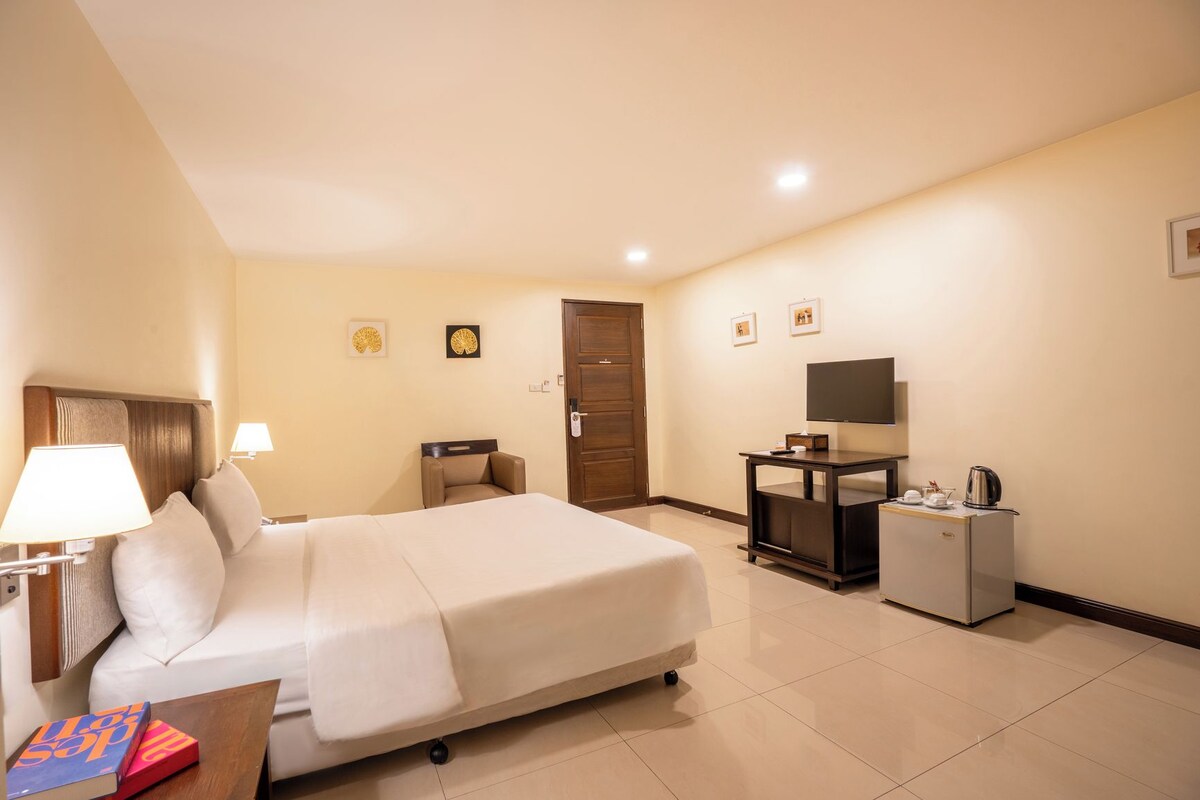 Superior Double Room, 1 King Bed | In-room safe, desk, laptop workspace, blackout drapes