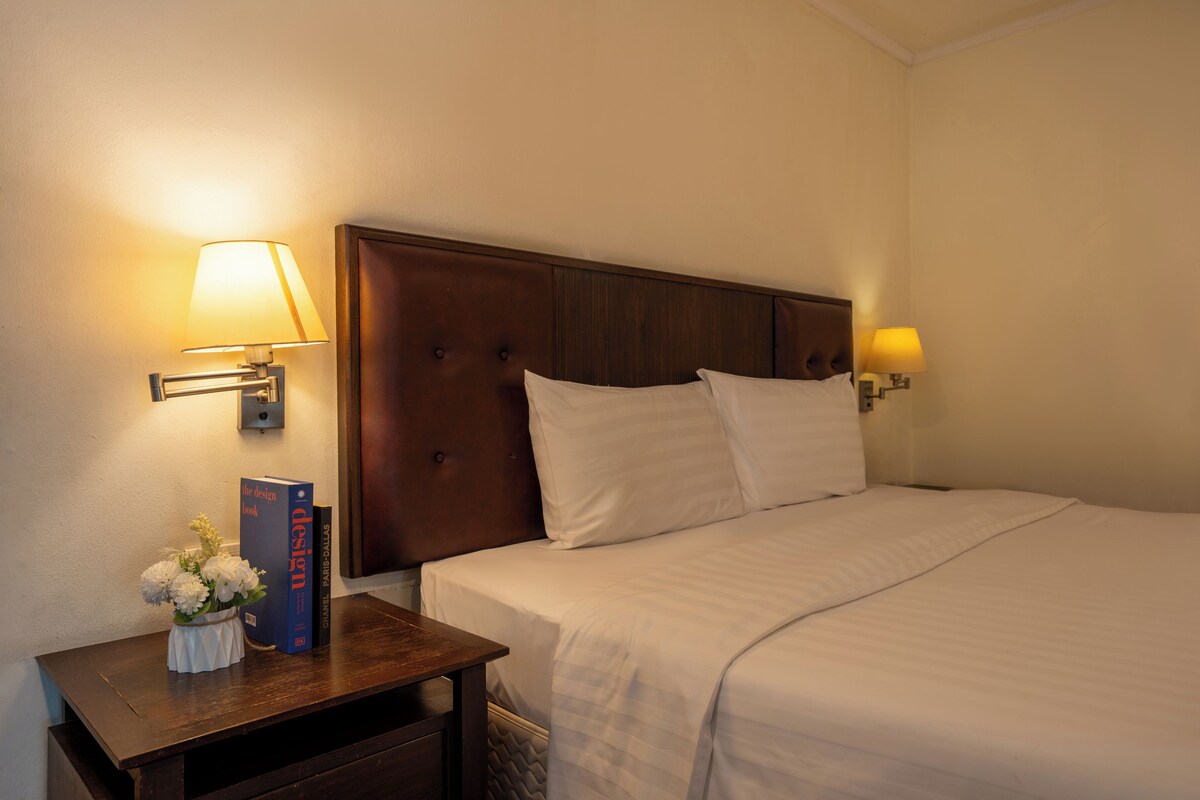 Suite, 1 Bedroom | In-room safe, desk, laptop workspace, blackout drapes