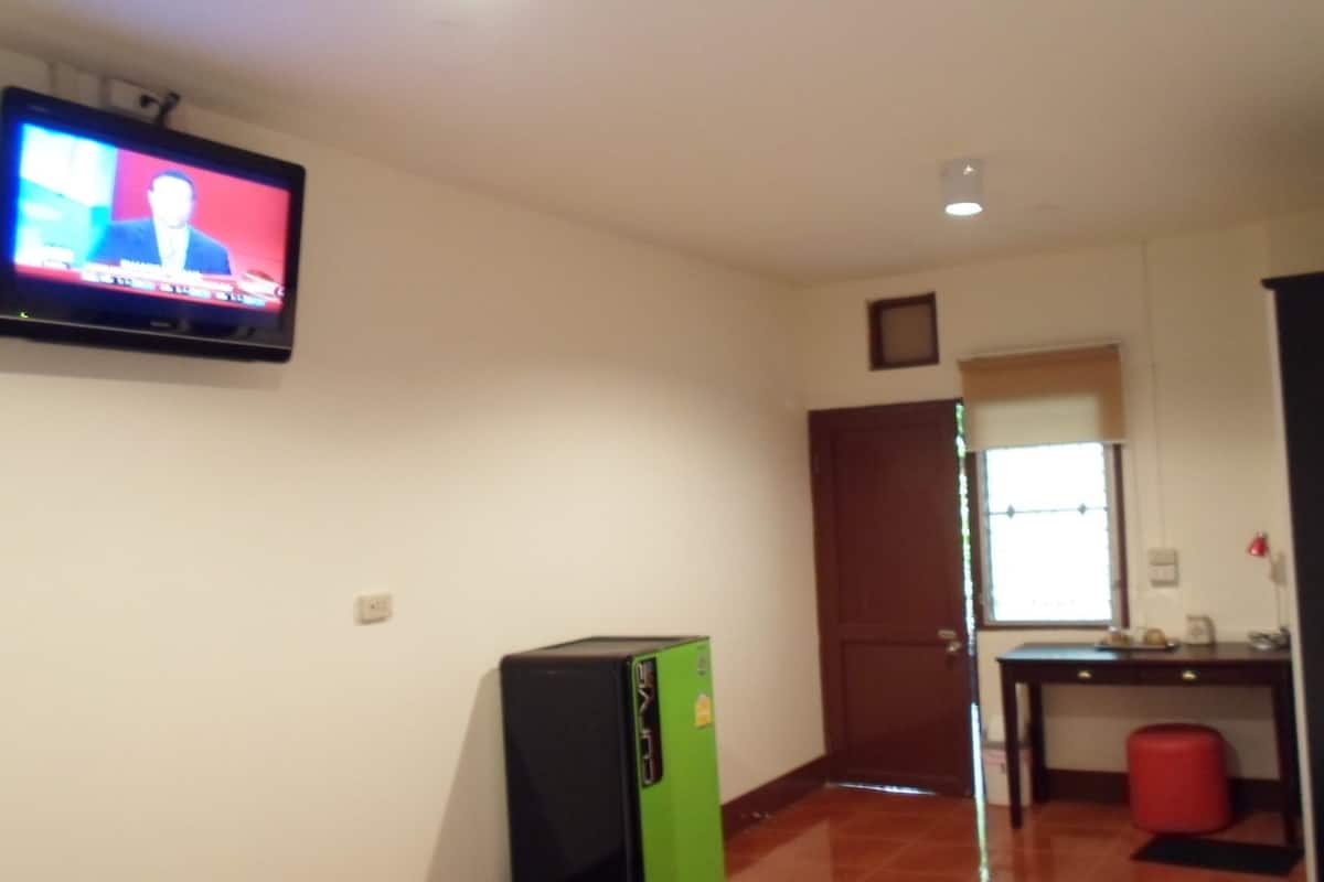 Deluxe Room | Desk, free WiFi