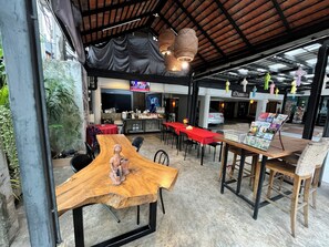 21-inch TV with cable channels - R.C.N. Court & Inn (Chiang Mai)